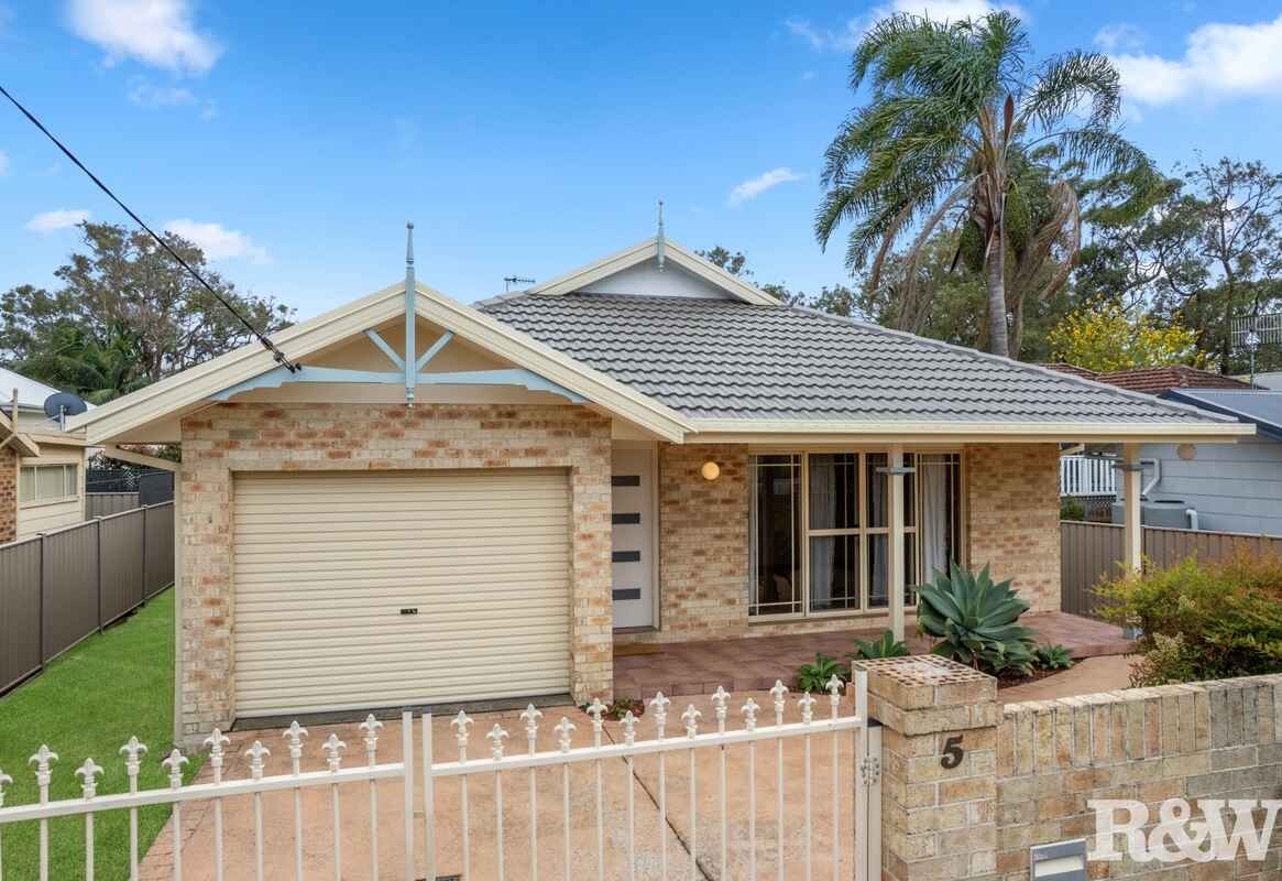 Single level home less than 900 metre walk to local shops and Patrolled Surf Beach