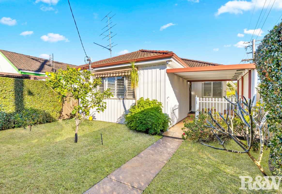 Stylish Starter or Smart Investment in Prime Location