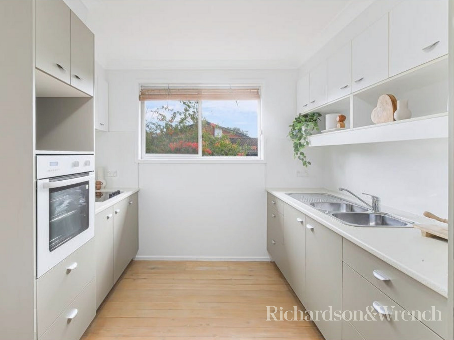 12 Matthews Parade Point Clare 12 Matthews Parade Point Clare