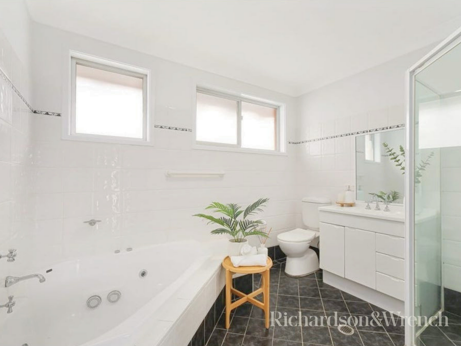 12 Matthews Parade Point Clare 12 Matthews Parade Point Clare